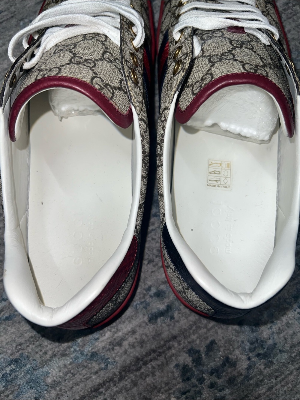 Gucci Beige GG Supreme Low-Top Sneakers with Red Trim - Picture 3 of 6